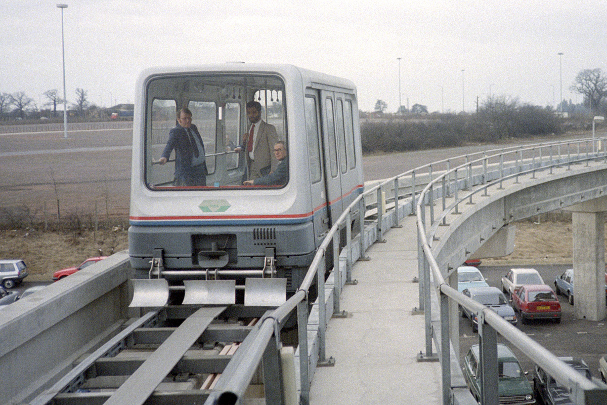 Прва светска пруга са маглев системом изграђена је у Бирмингему у Великој Британији 1985. године – дуга 600m и повезивала је аеродром и железничку станицу.

