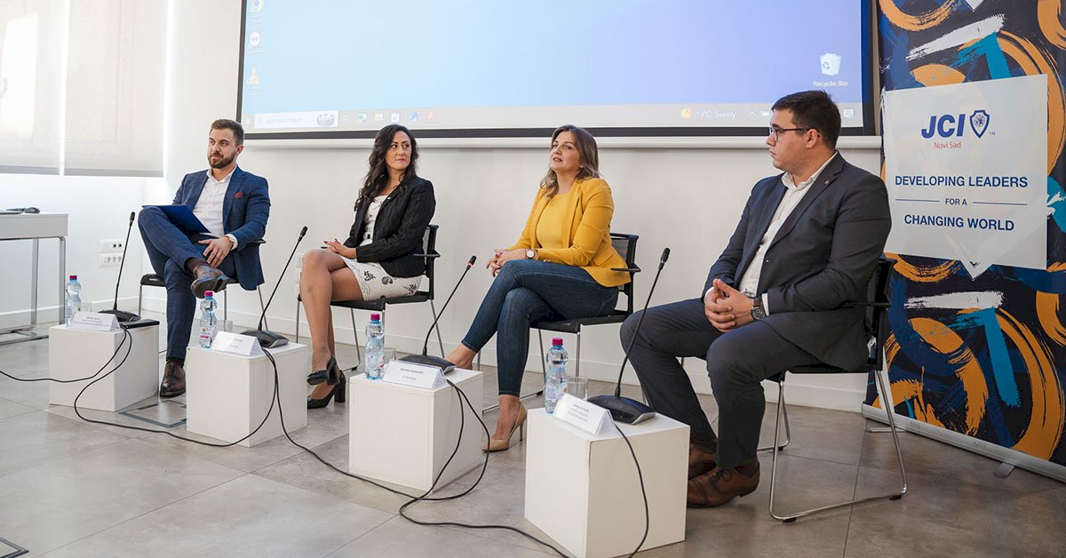 Извештај // Округли сто „Млади, дигитализација и примена вештачке интелигенције у пословању“